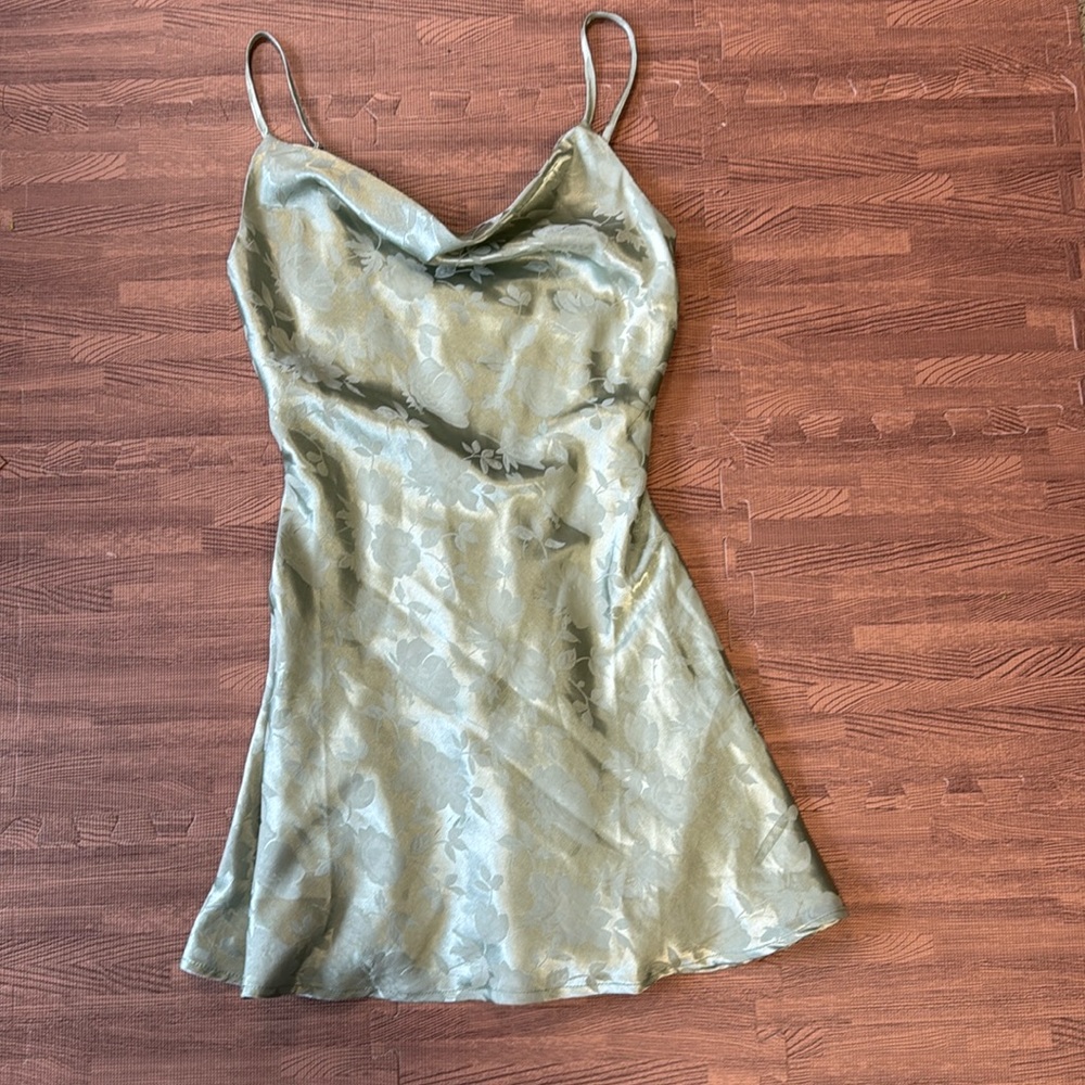 LULU'S SILKY GREEN FLORAL MINI DRESS SIZE XS
